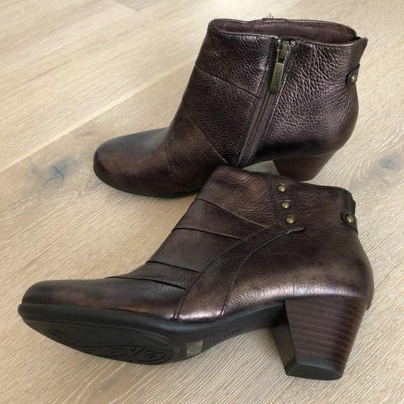 NWOT Earth "Hope" Bronze Leather Heeled Booties - Picture 2 of 11